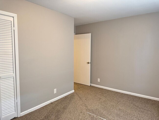 Building Photo - Unbeatable Location off 101st!