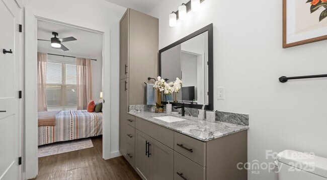 Building Photo - 515 Royal Ct