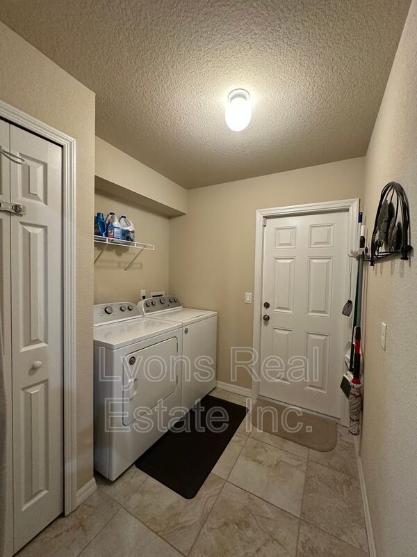 Building Photo - 2202 SE 8th St