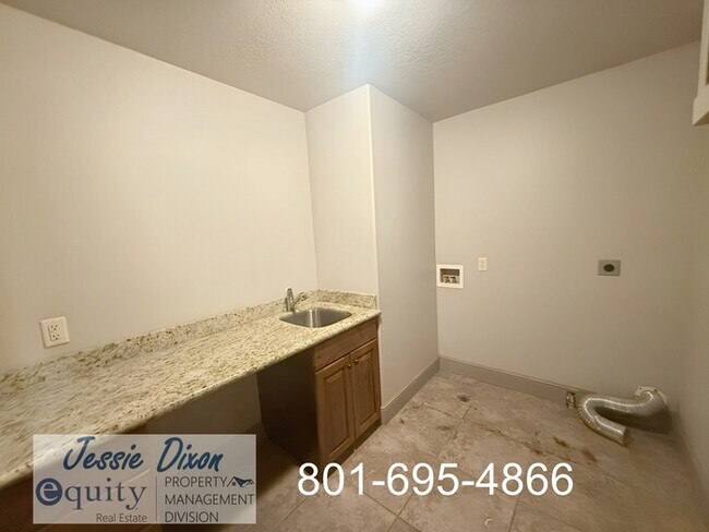 Building Photo - 5725 Brook Cir