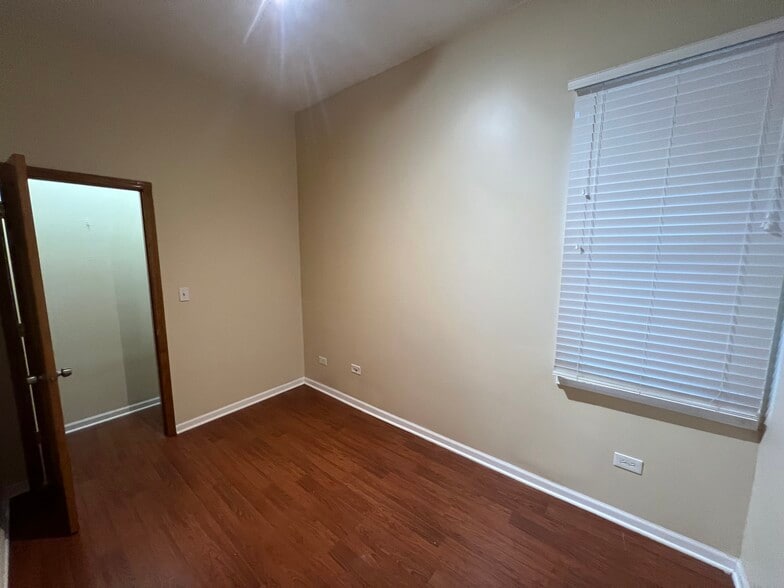 Building Photo - 2028 N Hamlin Ave