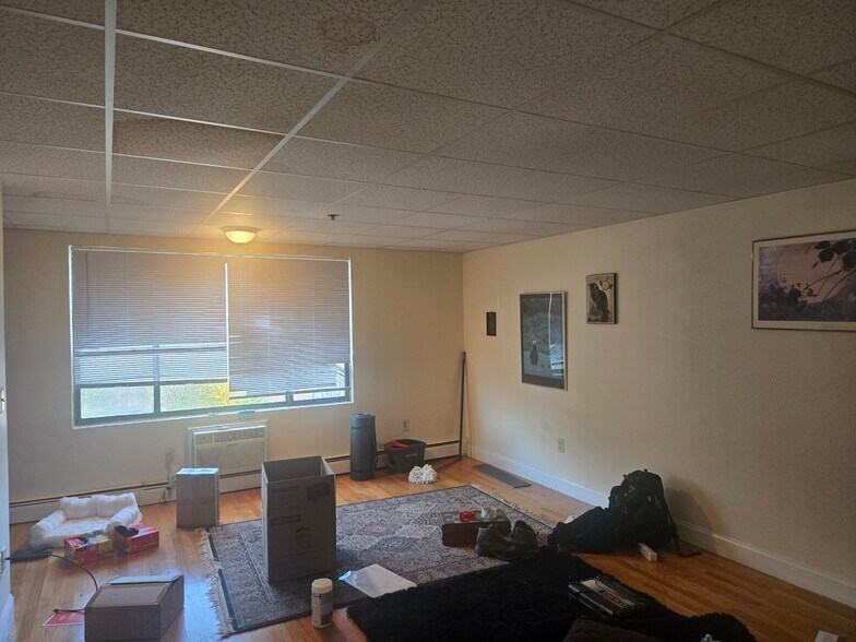 Building Photo - 90 Sutton St