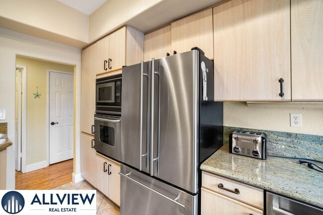 Building Photo - Fully Furnished Townhome with Attached Gar...