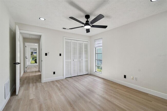 Building Photo - 970 Rolling Hills Dr