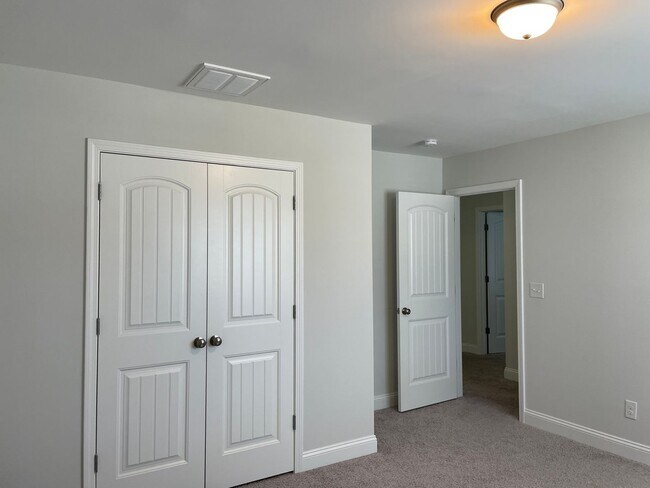 Building Photo - Like new home on cul-de-sac lot with 3 bedrooms, loft and 2.5 bathrooms!