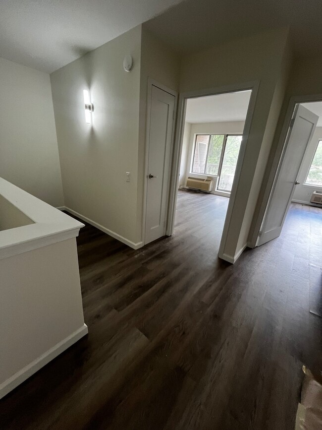 Building Photo - 121 Wellington Ct