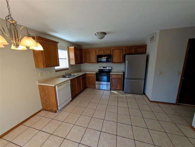 Building Photo - 3201 Lois Arlene Cir