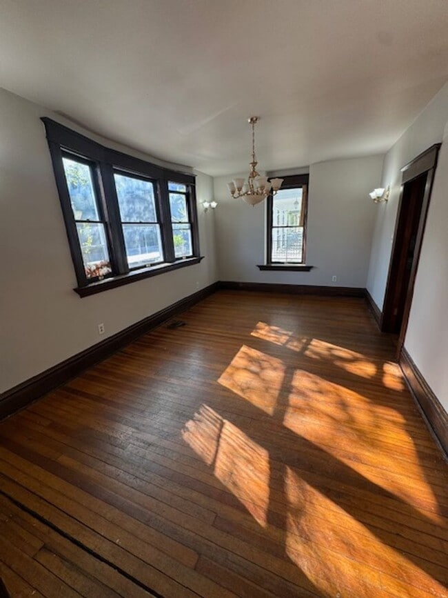 Building Photo - 901 W Main St