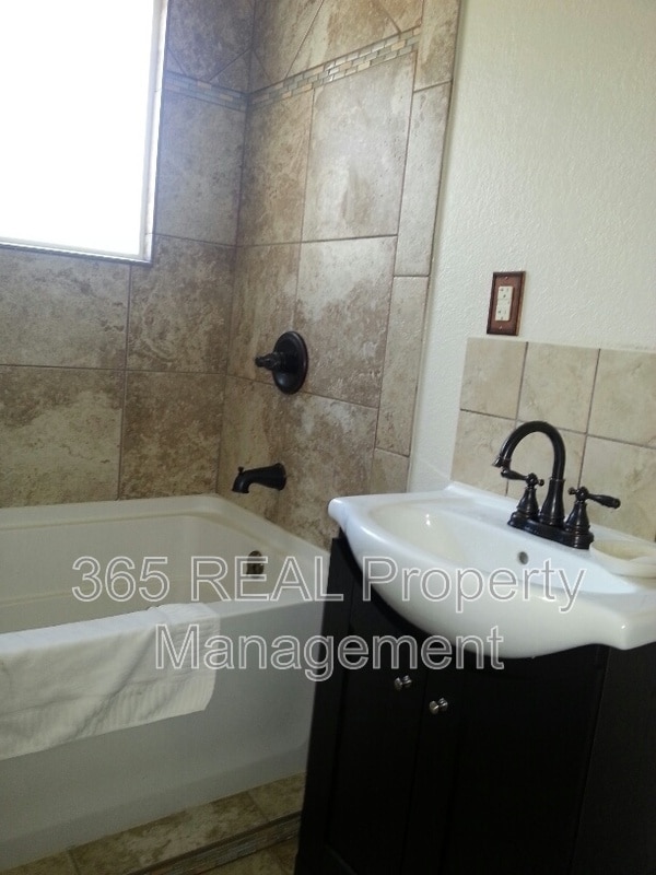 Building Photo - 430 28th Ave