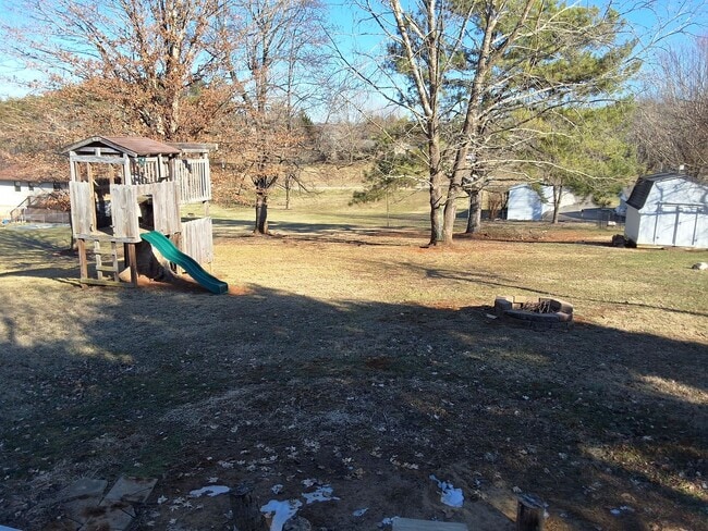 Building Photo - Strawberry Plains, 37871 - 3 bedroom, 2 bath home - Contact Sharon Arnwine (865) 313-7215