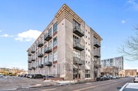 Building Photo - Beautiful Golden Triangle Loft!