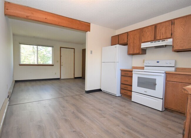 Building Photo - Great Location! Top Floor 2 bed 1 bath and detached garage!