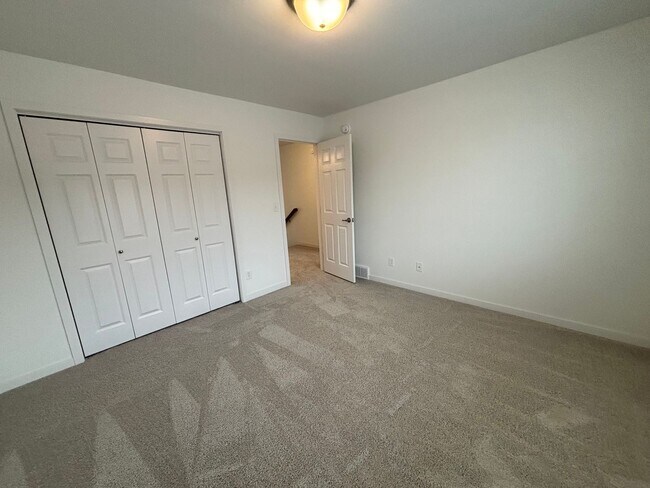 Building Photo - 3 Bed 3 Bath Townhome