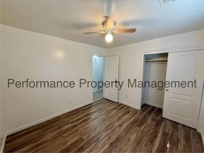 Building Photo - Stunning 5 Bed/2 Bath NW Bakersfield Home