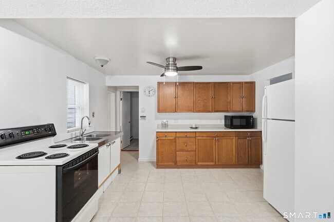 Building Photo - 1565 Byam Rd