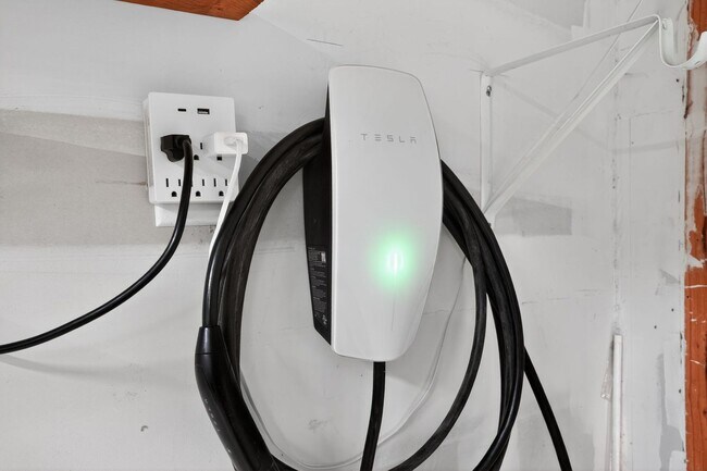 Building Photo - Spacious 3BR w/ Appliances Included + Resort-Style Community Amenities