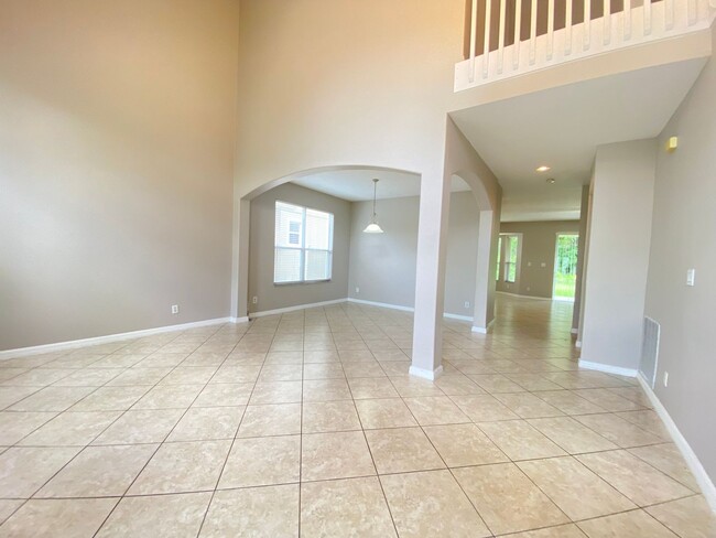 Building Photo - Spacious 4/3 Single Family Home!!