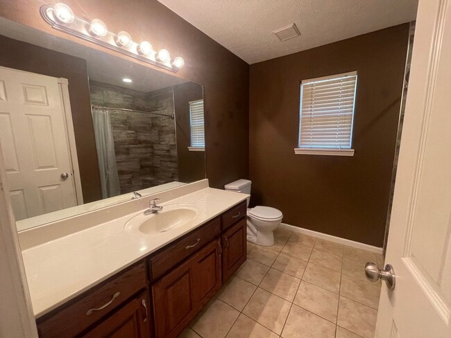 Building Photo - 3 Bedroom with Garage! HOA PAID!