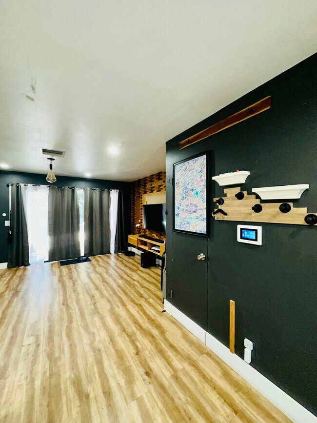 Building Photo - 850 Hill Dr