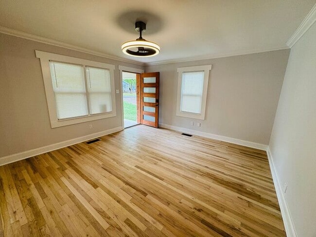 Building Photo - Adorable home minutes from everything