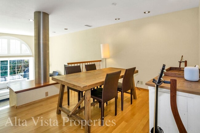 Building Photo - Beautiful Dual Master bedroom Townhome in ...