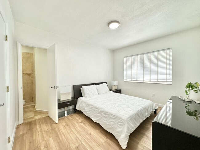 Building Photo - LARGE 1 BEDROOM FULLY FURNISHED IN WATERFR...
