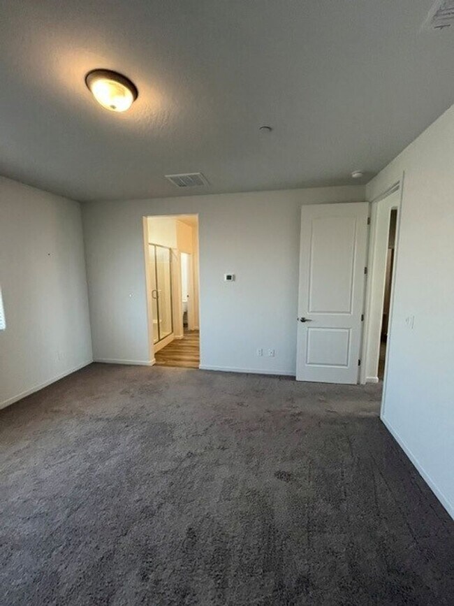 Building Photo - 3008 N Creekside St