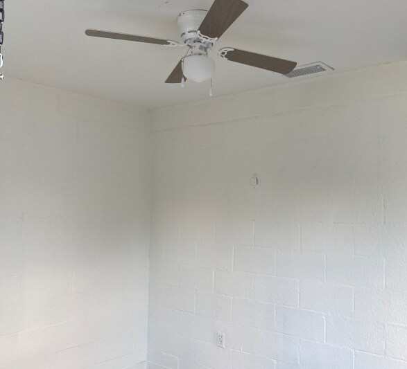 Building Photo - 904 E Lucas Ave