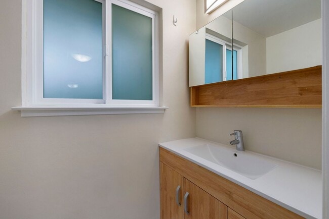 Building Photo - Spacious Menlo Park Retreat with 6 Bedroom...