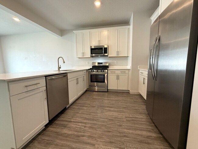 Building Photo - Townhome available now in Haven Dell!
