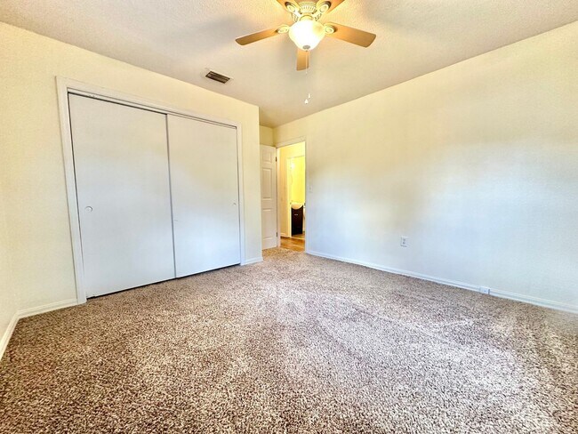 Building Photo - Perfectly-placed 2Bedrooms/1Bath home with sunroom in the heart of Deland!