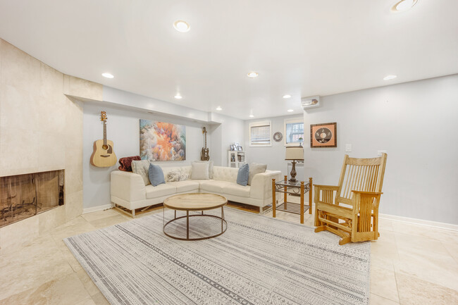 Building Photo - 1111 N Mozart St