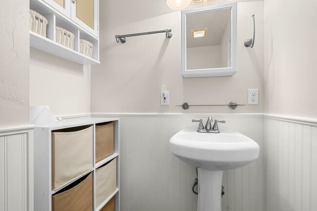 Building Photo - Darling cottage nestled in the woods near Holiday Market in Pleasant Valley!