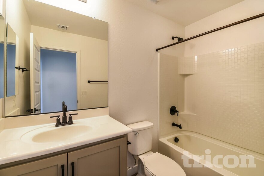Building Photo - 4753 S Mole