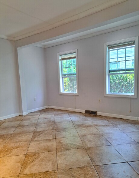 Building Photo - 158 Baker St