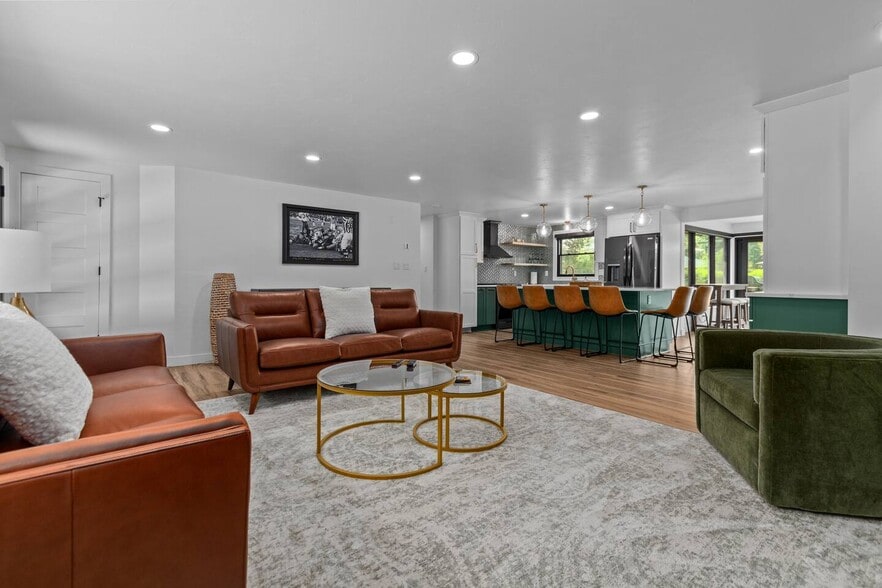 Building Photo - 1095 April Ln