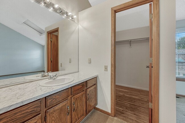 Building Photo - Move-In Ready Townhome with Garage & Great Amenities!