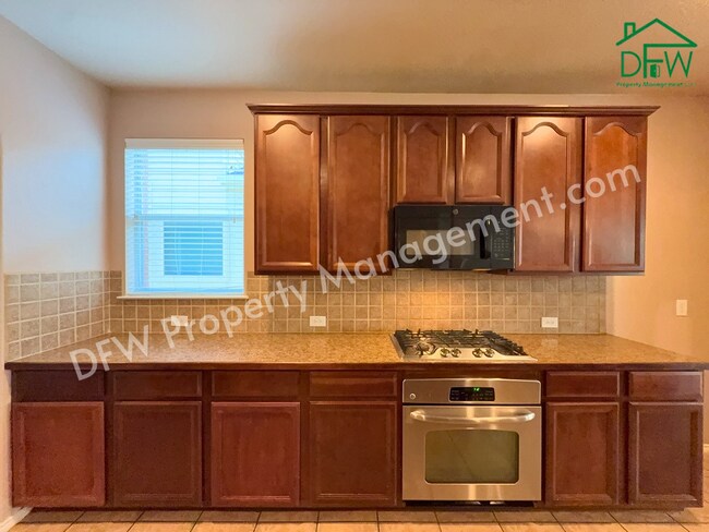 Building Photo - Elegant and Spacious 5-Bedroom Home for Lease in Fort Worth