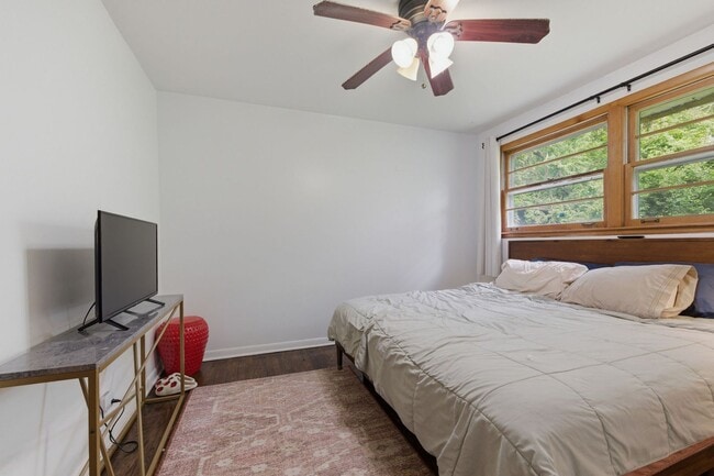 Building Photo - Two Bedroom/One Bathroom Duplex Unit