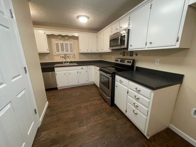 Building Photo - 5BD/4BA Single Family Home