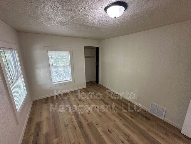 Building Photo - 3203 E 26th Terrace