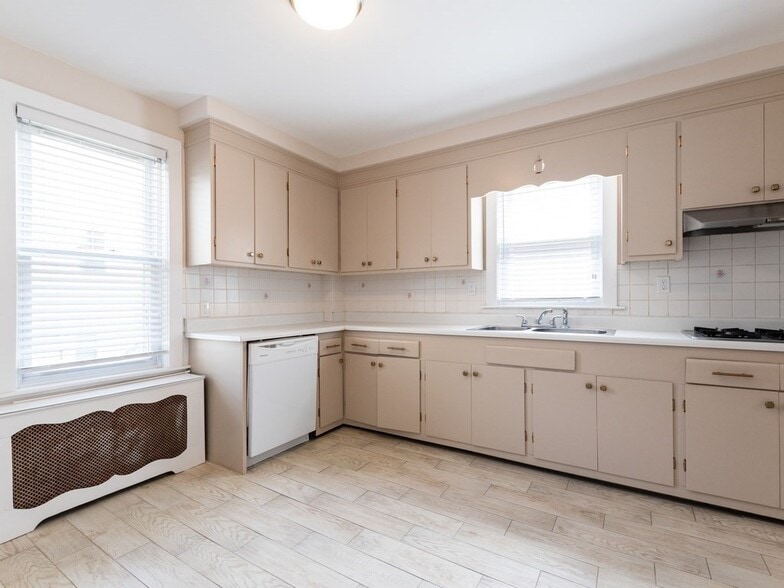 Kitchen - 15 Russell Rd