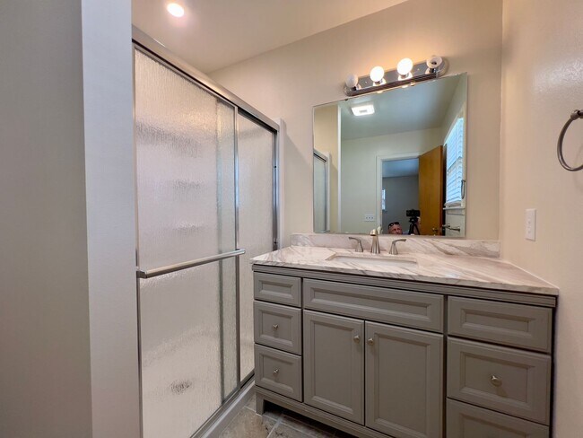 Building Photo - PRE-LEASING for June! Stunning Large 3 Bedroom Home!