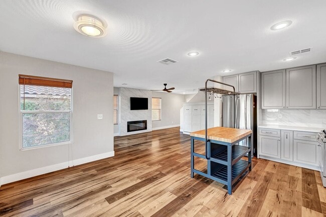 Building Photo - Remodeled Three Bedroom in Summerlin! No carpet!
