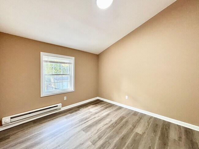 Building Photo - 2841 Earlscourt Ave