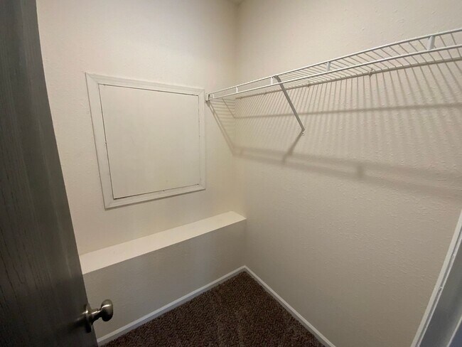 Building Photo - 4 Bedroom newly remodeled Duplex