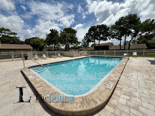 Building Photo - 2131 Ridge Rd S