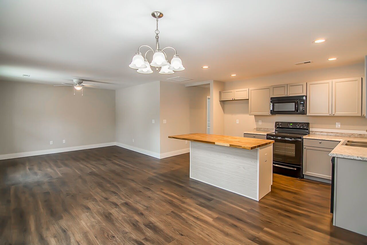Open Living/Dining Area - 54 Creekside Ln