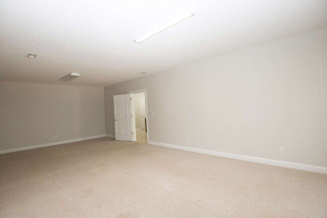Building Photo - "Spacious 3-Bedroom Retreat with 3200 Sq Ft of Comfort in Seven Lakes!"