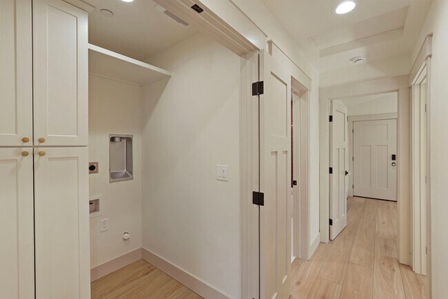 Building Photo - Beautifully Built 2/1 in North Oak Park Close to UC Davis + McGeorge Law School!